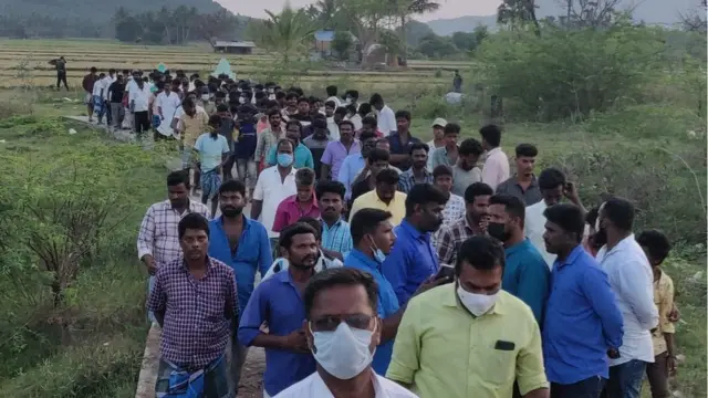 வீரளூர் அருந்ததியர்கள் பொதுப்பாதையில் சென்று சடலத்தை அடக்கம் செய்ய விரும்பிய நிலையில், அவர்களது வீடுகள் தாக்குதலுக்கு உள்ளாயின. இதையடுத்து, அந்த அடக்கத்துக்கு பெருமளவில் திரண்ட தலித் அமைப்பினர்.