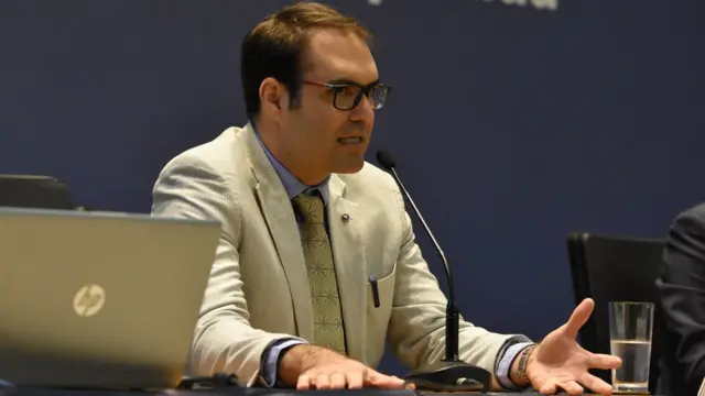 Paulo Meyer Nascimento fala no microfone em evento