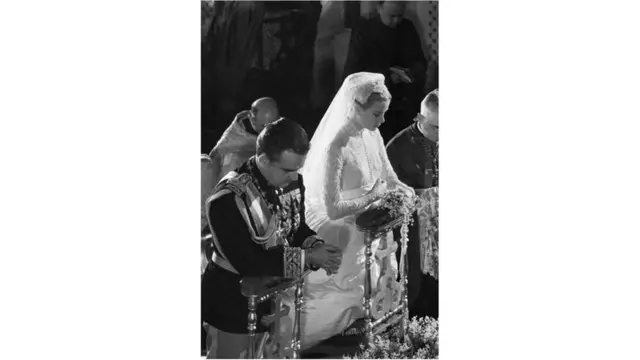 奥斯卡影后格蕾丝凯利(Grace Kelly)和摩纳哥王子雷尼埃(Prince Rainier)喜结连理。