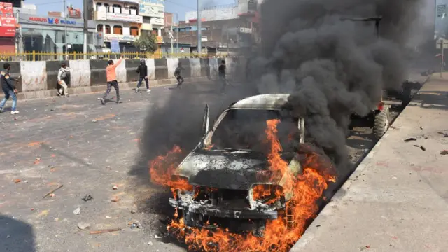 আগুন ধরিয়ে দেওয়া হয় গাড়িতেও