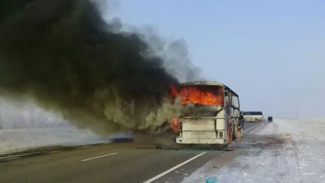 Ёниб кетган автобус