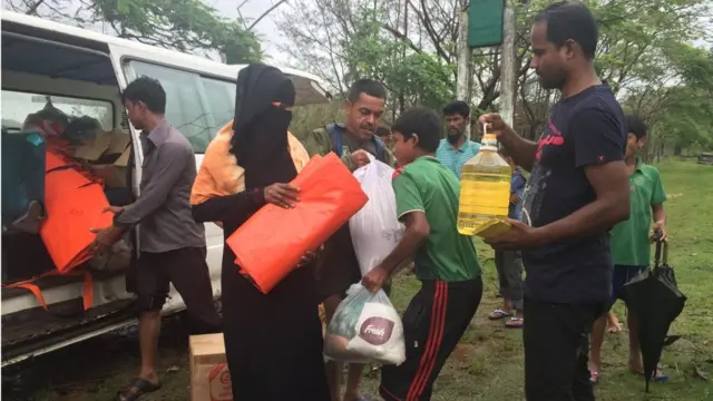 Pembagian sembako dan tarpulin oleh LSM Bangladesh, BSS, Rohingya