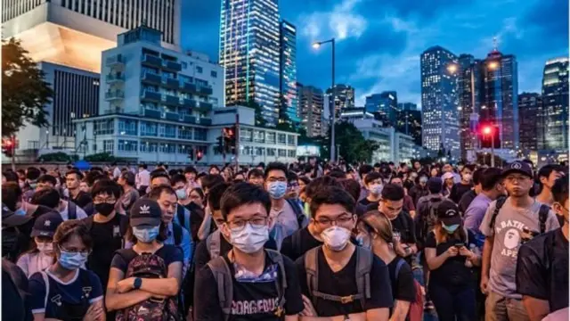 சாலையில் போராட்டக்காரர்கள்