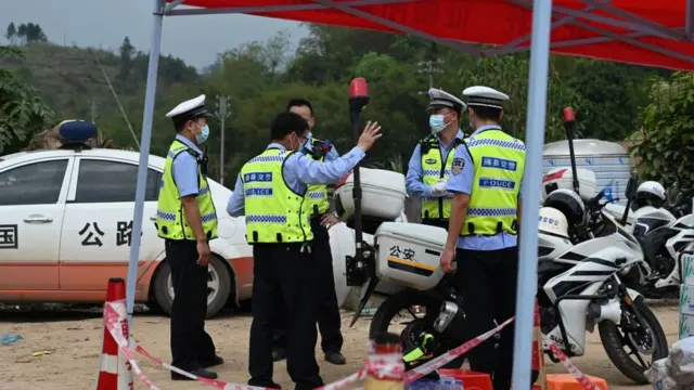 Policías cerca del lugar del accidente