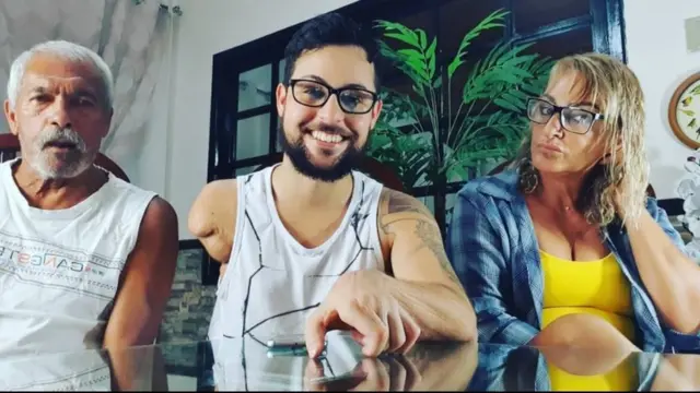 Mário e os pais: vida de toda a família mudou depois de tragédia envolvendo o rapaz