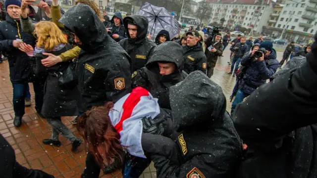 полиция задерживает участников демо в Минске