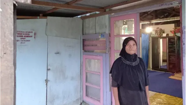 Ngatemi, 59 tahun, dan suami yang tinggal di rumah berdinding kayu di Kota Samarinda, Kalimantan Timur.