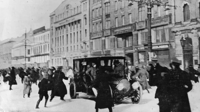 பெட்ரோகிராட் பகுதியில் ரஷ்ய புரட்சியின்போது, நெவ்ஸ்கி பிராஸ்பெக்ட் என்ற நகரின் முக்கிய வீதியில் நடைபெற்ற துப்பாக்கிச் சண்டையிலிருந்து உயிர்பிழைக்கத் தப்பியோடும் பொதுமக்கள்