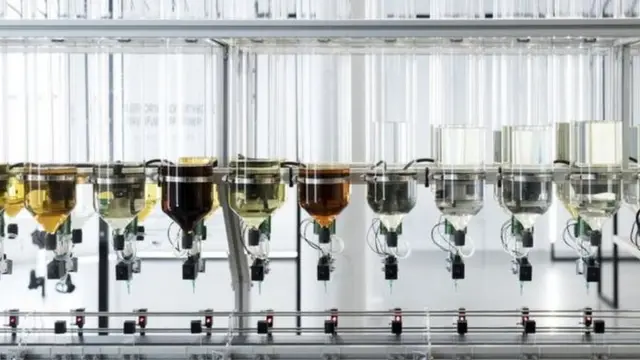 ماشینهای سنتورونیکس عطر را مخلوط میکنند