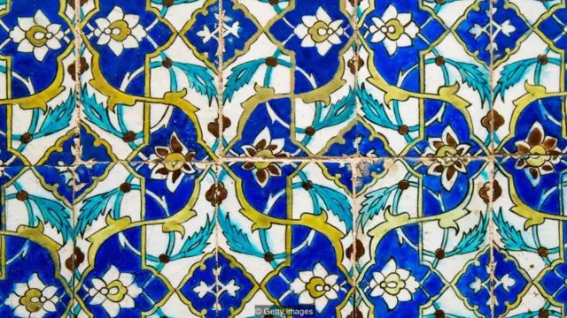 सेरामिक टाइल्स पर हाफ़िज़ की शायरी