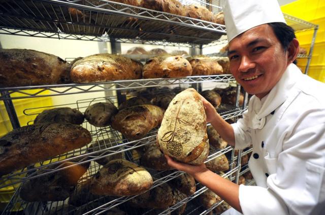 台灣知名麵包師傅吳寶春，首間大陸門市下周二（18日）將在上海開業，卻被大陸網友稱為"台獨麵包"