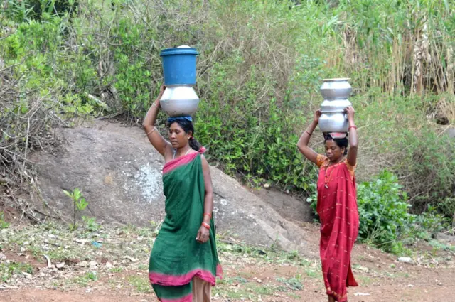 తాగునీటిని బిందెలతో మోసుకొస్తున్న గిరిజన మహిళలు