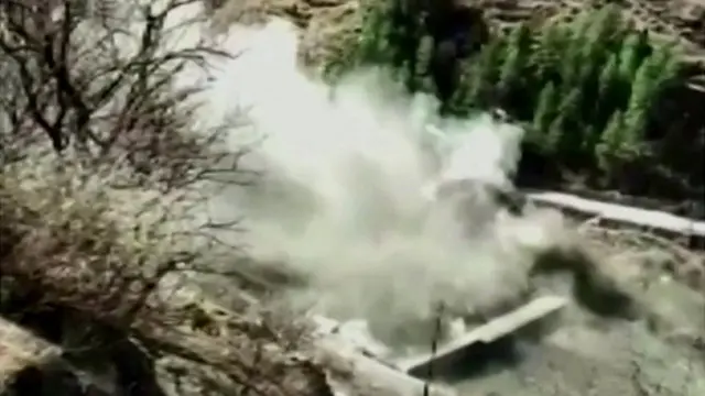 Кадри з місця подій показують руйнування греблі