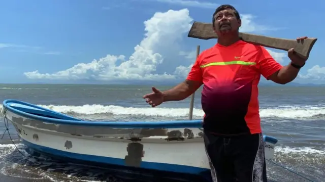 Pescador Emilio Chávez olha para o céu