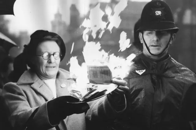 1951లో ఆహార కొరతకు నిరసనగా ‘బ్రిటిష్ హౌస్వైవ్స్ లీగ్’కు చెందిన ఓ మహిళ తన ఐడీ కార్డు, రేషన్ పుస్తకాన్ని దగ్ధం చేసి నిరసన తెలుపుతున్న దృశ్యం