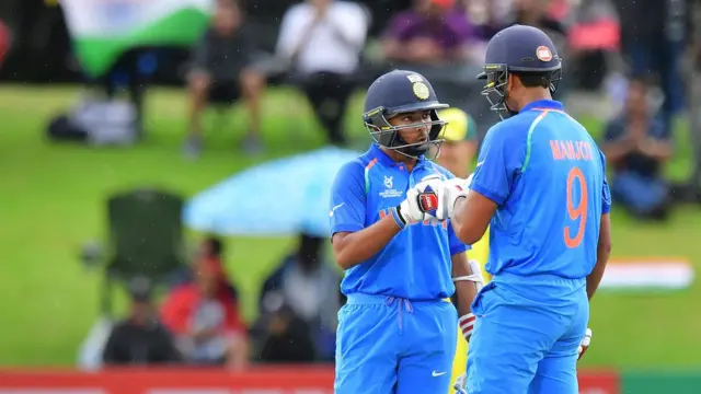 క్రీజులో మనోజ్ కాల్రా, పృథ్వీ షా మంతనాలు