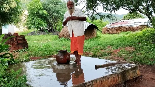 திண்ணையில் தண்ணீர் குடத்துடன் தங்கவேலு