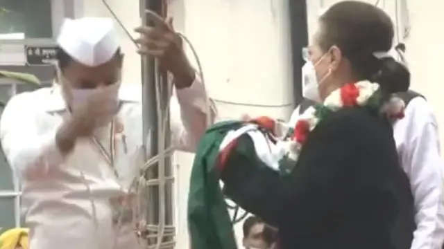 సోనియా చేతుల్లో జెండా