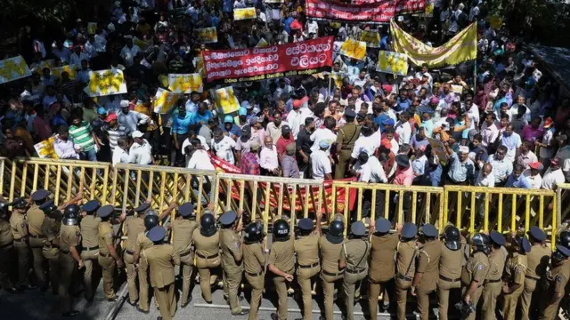 2017 йили Шри Ланкада Хамбантота бандаргоҳи акцияларининг Хитойга берилишига қарши норозилик намойиши келиб чиққанди.