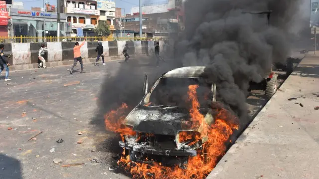 দোকানপাটে-গাড়িতে আগুন দিয়েছে বিক্ষোভকারীরা