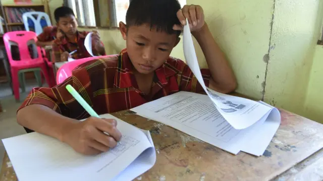 ภัทรชัยทำข้อสอบ