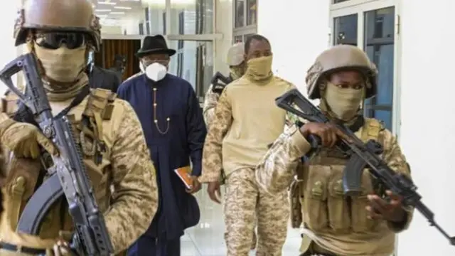 Goodluck Jonathan hamwe na Colonel Assimi Goita