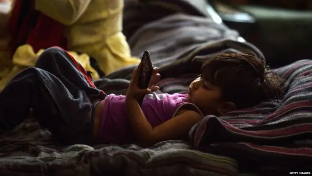 ਬੱਚੇ ਕੋਲ ਮੋਬਾਈਲ