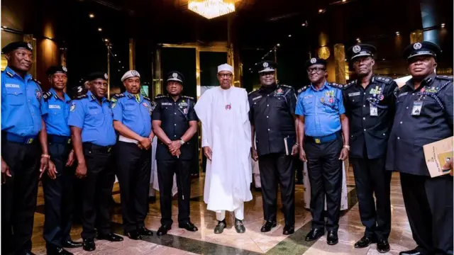 Buhari atawọn ọga ọlọpaa ya fọto