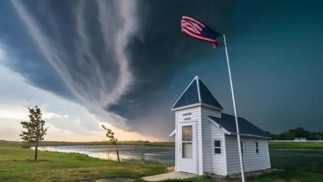 दक्षिण डकोटा पर बादलों की गर्जना