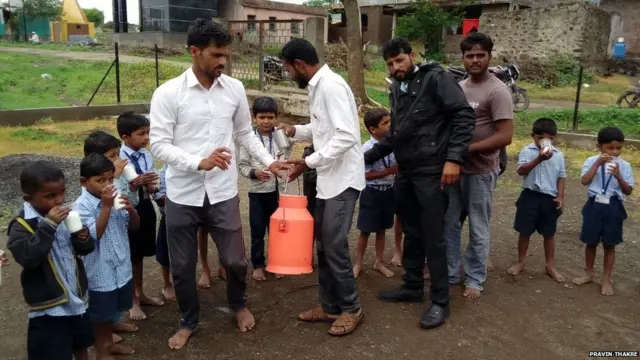 चांदवड तालुक्यातील कातरवाडी गावातील शेतकऱ्यांनी शाळेतील मुलांना दूध वाटप करत आंदोलन केले,