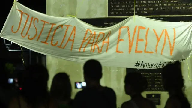 Letrero pidiendo justicia para Evelyn
