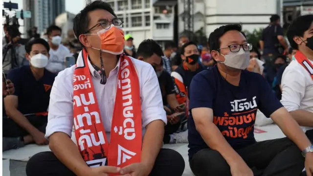 วิโรจน์ กับ ชัยธวัช ระหว่างฟังเพื่อนร่วมพรรคปราศรัย