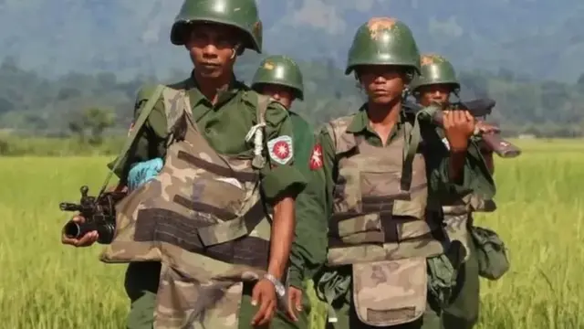 ရခိုင်မြောက်ပိုင်းမှာတွေ့ရတဲ့ မြန်မာ စစ်တပ် ( ပုံ အဟောင်း)