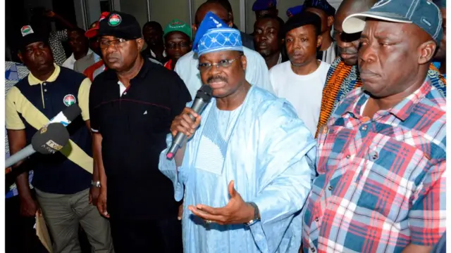 Ajimobi n ba awọn asaaju ẹgbẹ osisẹ ipinlẹ Oyo sọrọ nigba to wa lori aleefa