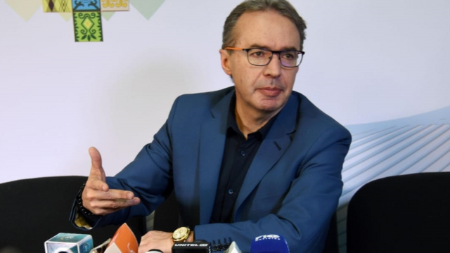 O porta-voz da Presidência da Bolívia, Jorge Richter Ramírez, dá entrevista sentado, diantebaixar o aplicativo da blazervários microfones da imprensa