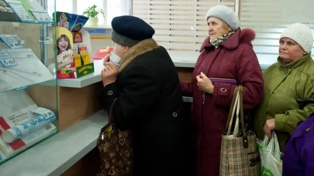 Літні жінки стоять у черзі