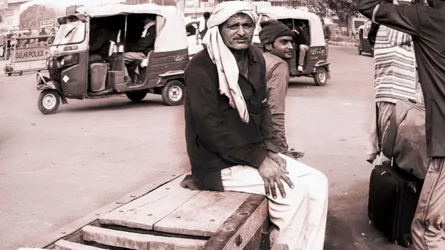 रेलवे स्टेशन पर कुली