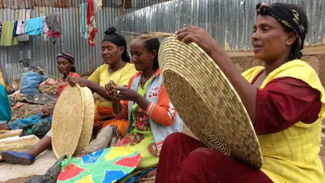 Shamarran mana amala sirreessaa Amboo keessatti yeroo gundoo hodhan