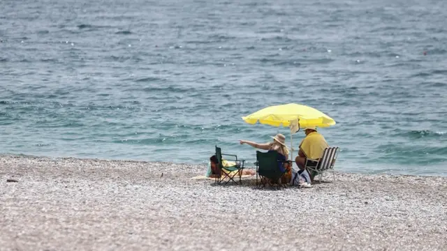 Це фото на пляжі в турецькій Антальї зроблене 10 червня. Туроператори сподіваюся, що у липні картина буде іншою.