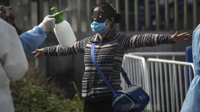 Mulher recuperada da doença é liberada de hospital na China