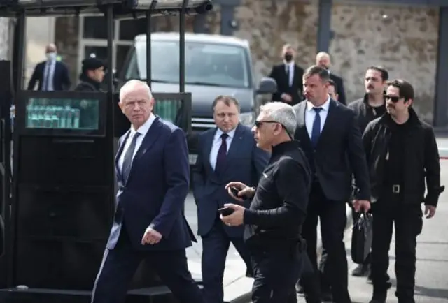 इस्तानबुलमा वार्तापछि बाहिरिएको युक्रेनी वार्ताकारहरू