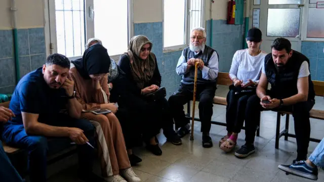 Sandığa gitmekte zorlananlar arasında yaşlılar da yer alıyor