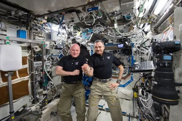 নাসার অ্যাস্ট্রোনট স্কট কেলি এবং রুশ কসমোনট মিখাইল করনিয়েনকো আন্তর্জাতিক মহাকাশ কেন্দ্রে এক বছর সময় কাটান।