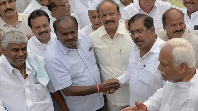 కరచాలనం చేస్తున్న జేడీఎస్ నేత కుమారస్వామి, కాంగ్రెస్ నేత పరమేశ్వర