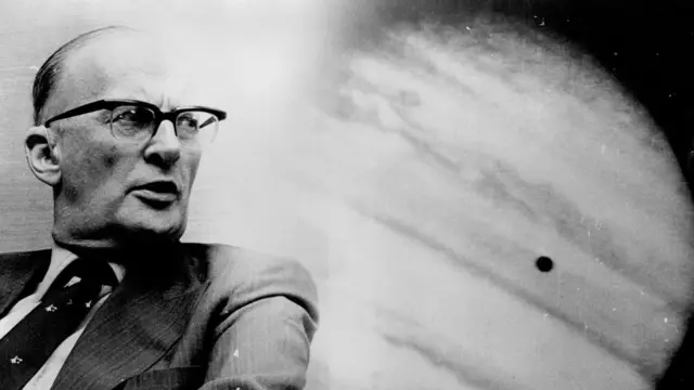 كان كتّاب الخيال العلمي الذين يشاركون كلارك السكن يتعجبون من قدرته الفائقة على تجاهل المشتات ولقبونه بـ "الأناني"