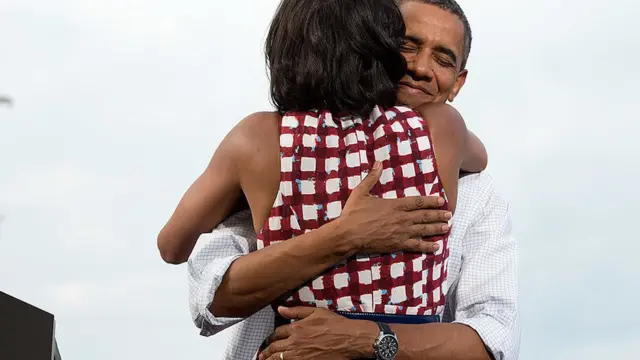 Barack Obama abraza a Michell Obama el 15 de abril de 2012 en Iowa, durante su segunda campaña electoral.