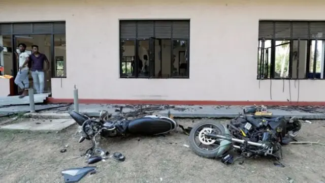 बाइकों को आग लगा दी गई.