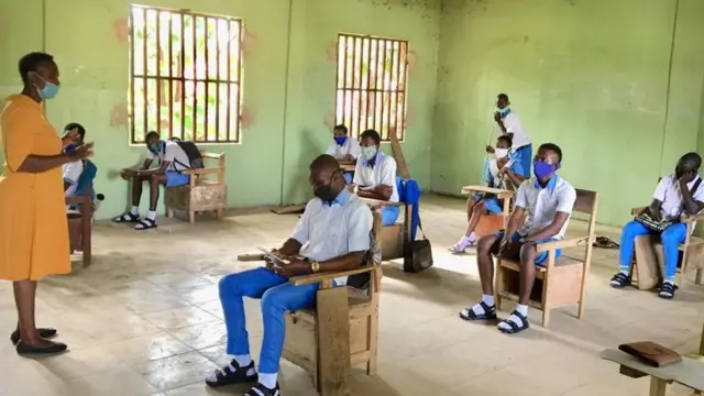 Awọn akẹkọọ ni kilaasi ati olukọ