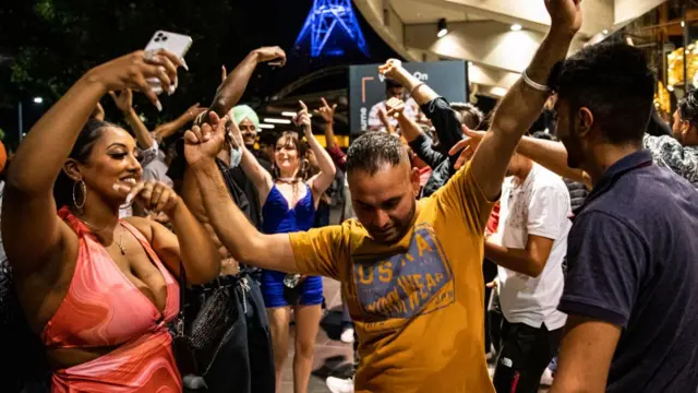 Personas en las calles de la ciudad de Melboure, en Australia, reciben el Año Nuevo
