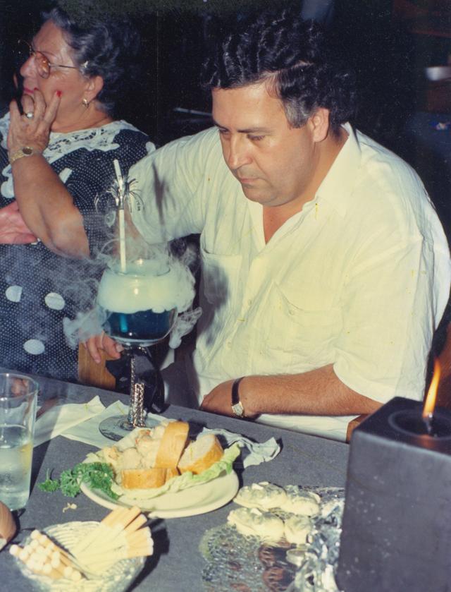 Pablo Escobar absorto em seus pensamentos durante a festa do filho